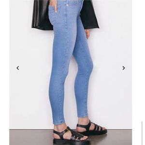 Frame Light Wash Mid Rise Skinny Jeans